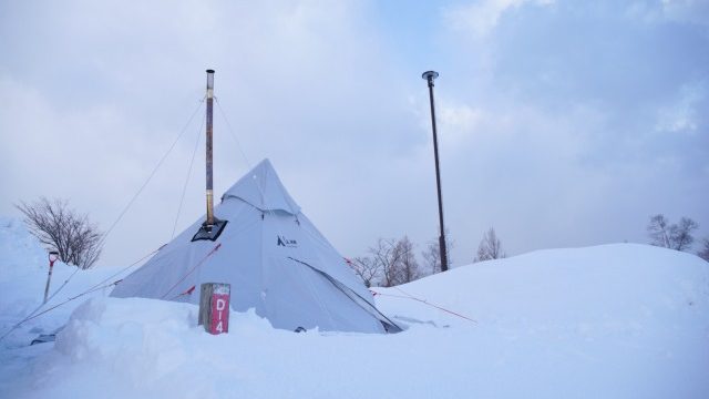 冬の雪中キャンプの準備道具ビニール