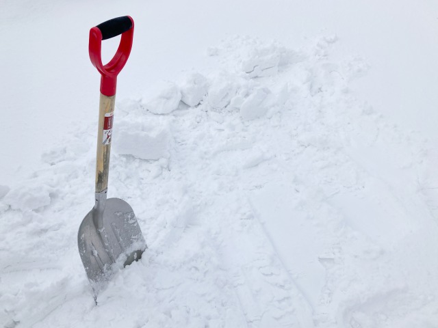 冬の雪中キャンプ必要道具スコップ